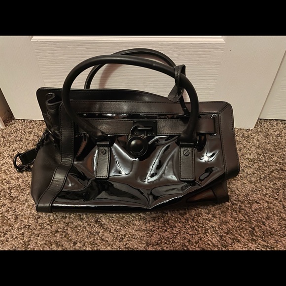 Authentic MK patent leather purse with a chain strap and 2 handles - Picture 7 of 8